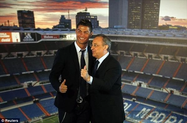 Ronaldo quý ông lịch lãm và sành điệu trong buổi ký hợp đồng mới - 8