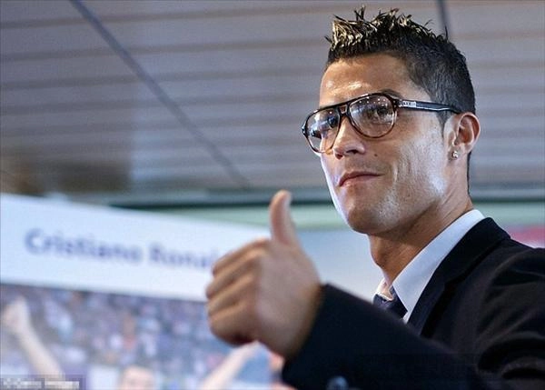 Ronaldo và những quý ông đeo kính trắng - 3