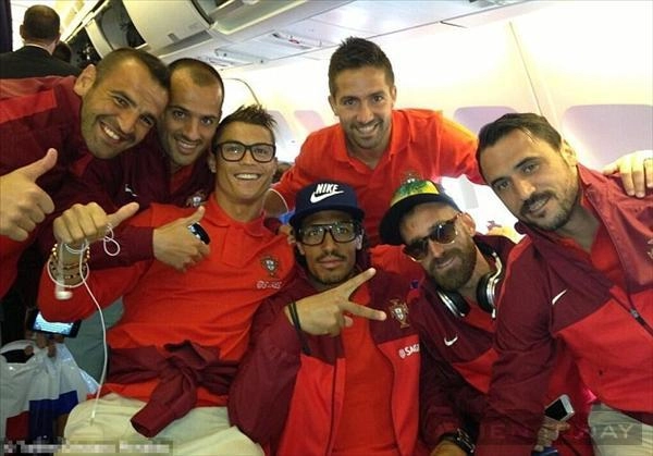 Ronaldo và những quý ông đeo kính trắng - 5