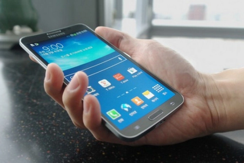 Samsung ra smartphone màn hình cong giá hơn 1000 usd - 5