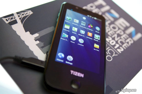 Smartphone tizen của samsung bị ép ra mắt đầu năm sau - 1
