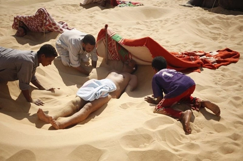 Tắm cát trần - mẹo chữa bất lực của du khách ở ai cập - 2