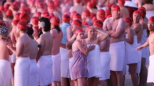 Tắm khỏa thân ở australia để tiễn biệt đêm dài nhất năm - 1