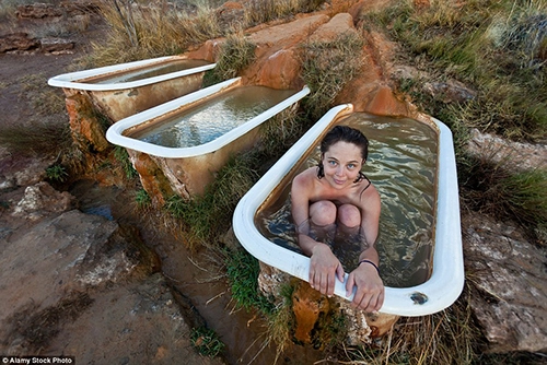 Tắm suối nước nóng trên sa mạc - 1