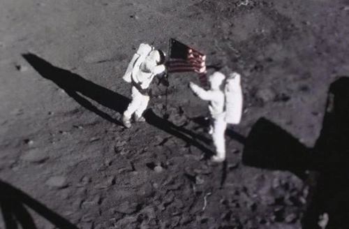 Tìm thấy túi dụng cụ của người đầu tiên lên mặt trăng - 2
