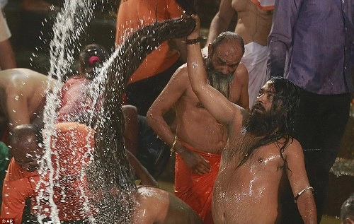 Tín đồ hindu tắm tiên để rửa tội - 3