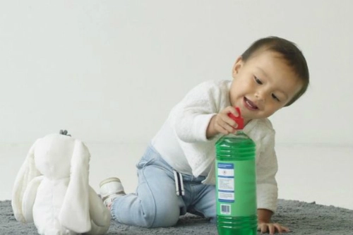 Trẻ thích thuốc tẩy dung dịch vệ sinh hơn đồ chơi - 1