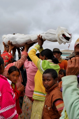 Tục khiêu vũ cùng người chết ở madagascar - 2