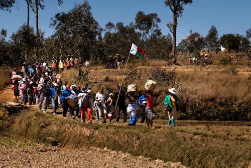 Tục khiêu vũ cùng người chết ở madagascar - 3