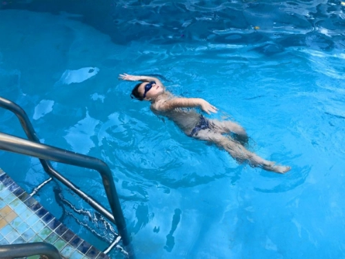Vận động viên bơi lội nhí của mẹ - 3