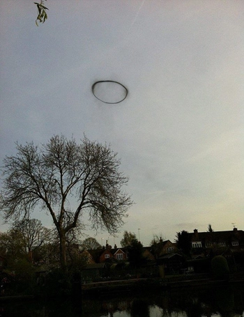 Vòng tròn đen bí ẩn trên bầu trời anh - 1