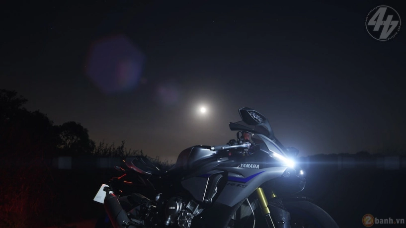 Yamaha r1m huyền bí với bộ ảnh tuyệt đẹp trong đêm - 1