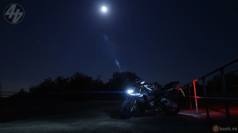 Yamaha r1m huyền bí với bộ ảnh tuyệt đẹp trong đêm - 5