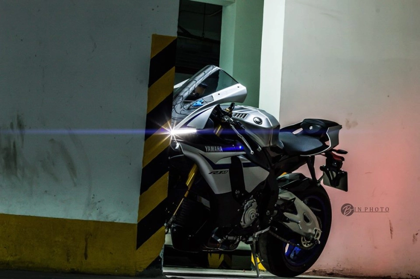 Yamaha r1m trong bộ ảnh tuyệt đẹp khi đọ dáng cùng hotgirl việt - 2