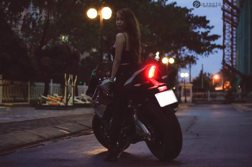 Yamaha r1m trong bộ ảnh tuyệt đẹp khi đọ dáng cùng hotgirl việt - 14