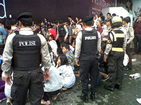 90 người bị thương vì chen lấn mua bold 9790 tại indonesia - 2