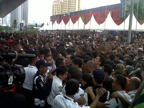 90 người bị thương vì chen lấn mua bold 9790 tại indonesia - 3