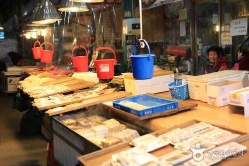 Ăn thịt cá mập trong chợ hải sản hàn quốc - 3