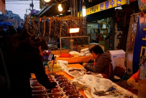 Ăn thịt cá mập trong chợ hải sản hàn quốc - 4