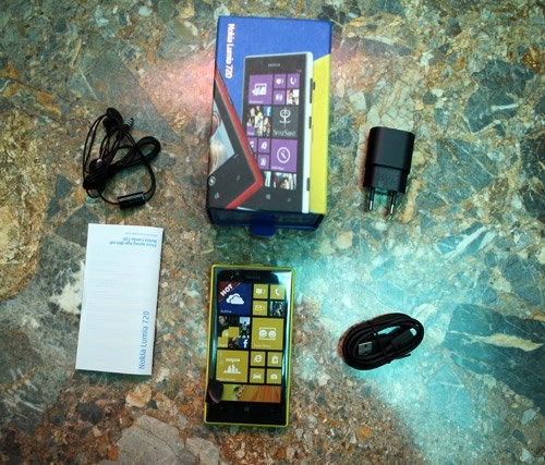 Ảnh đập hộp nokia lumia 720 tại tp hcm - 2