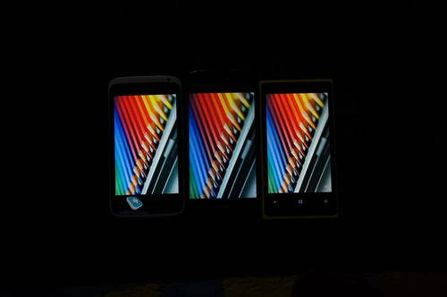 Ảnh so sánh màn hình của sharp sh930w với lumia 920 và one x galaxy s iii - 4