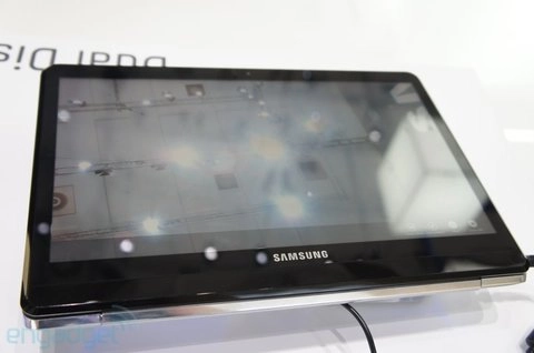 Ảnh thực tế laptop màn hình cảm ứng khác của samsung - 3
