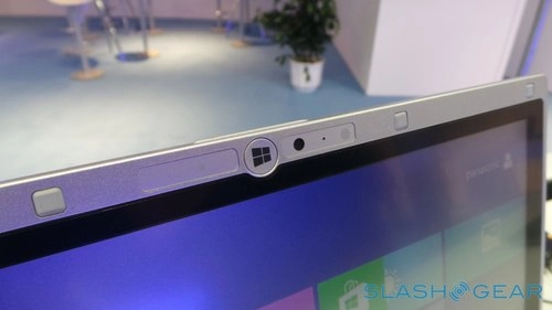 Ảnh thực tế ultrabook siêu bền nhẹ nhất của panasonic - 2