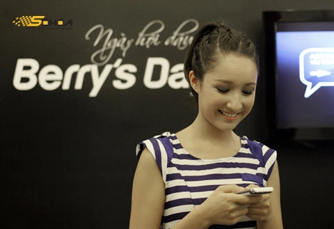 Anna trương bên blackberry bold trắng - 4