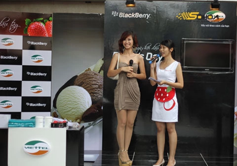 Anna trương bên blackberry bold trắng - 10