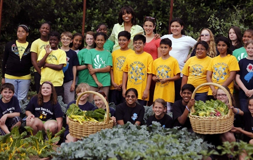 Bà obama cùng các em nhỏ chăm sóc khu vườn rau - 4