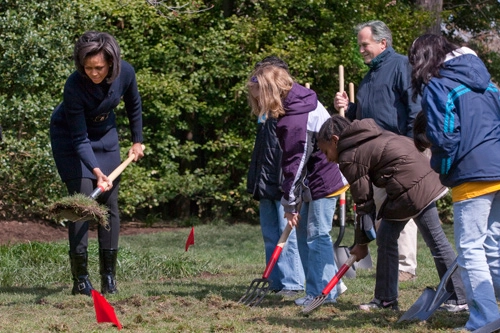 Bà obama cùng các em nhỏ chăm sóc khu vườn rau - 7