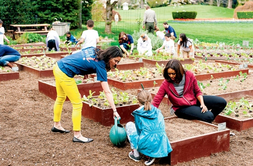 Bà obama cùng các em nhỏ chăm sóc khu vườn rau - 8