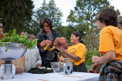 Bà obama cùng các em nhỏ chăm sóc khu vườn rau - 9