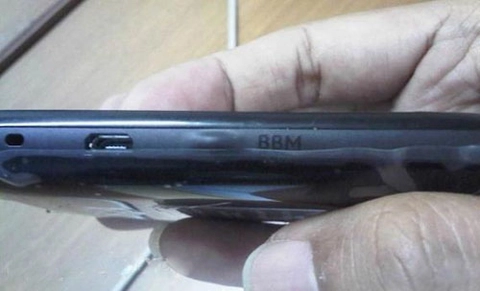 Blackberry 9320 xuất hiện phím bbm bên hông - 1