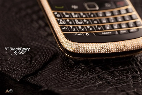 Blackberry đính 1101 viên kim cương da cá sấu gần 1 tỷ đồng - 2