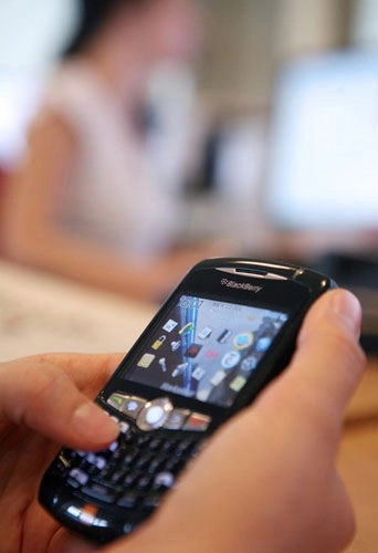 Blackberry messenger được dùng trong bạo loạn ở london - 1