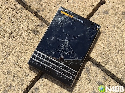 Blackberry passport bốc khói khi bị đập bằng búa - 1