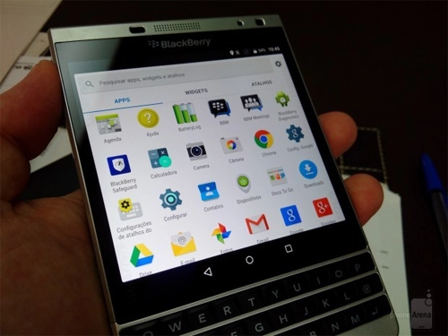 Blackberry passport vỏ kim loại lộ video chạy android - 1