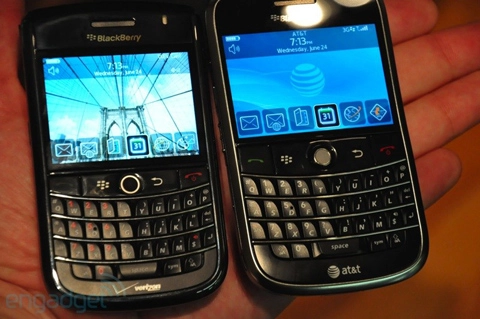 Blackberry tour bên cạnh bold và curve 8900 - 4