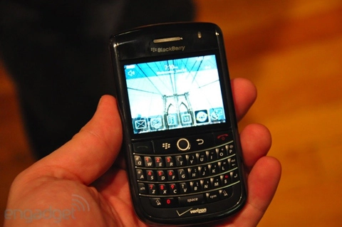 Blackberry tour bên cạnh bold và curve 8900 - 7