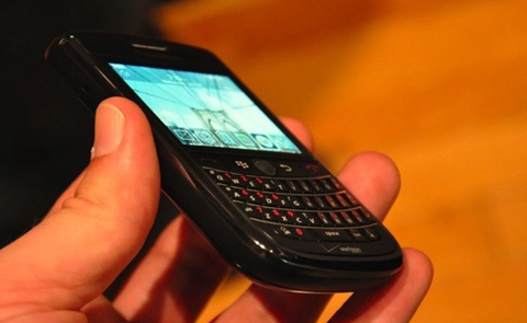 Blackberry tour bên cạnh bold và curve 8900 - 8