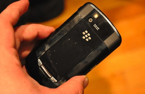 Blackberry tour bên cạnh bold và curve 8900 - 10