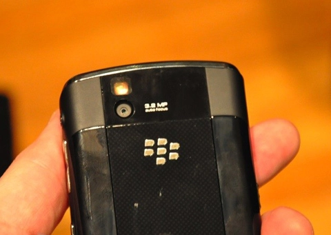 Blackberry tour bên cạnh bold và curve 8900 - 14