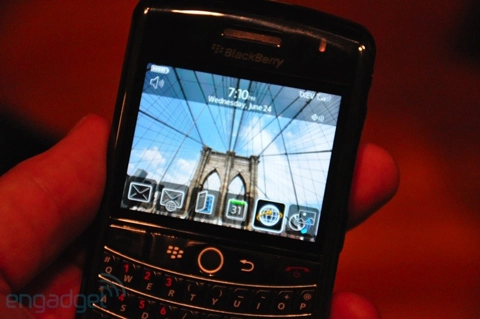 Blackberry tour bên cạnh bold và curve 8900 - 15