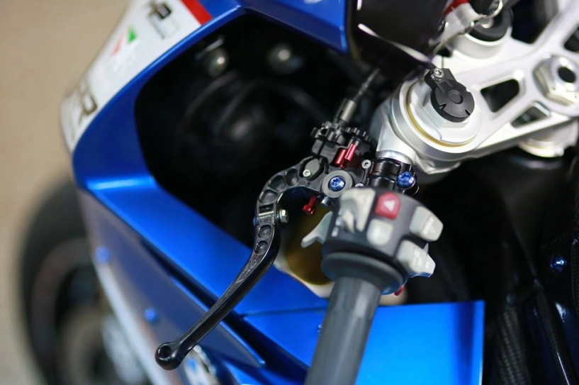 Bmw s1000rr lên tem hp4 và đồ chơi khủng - 4