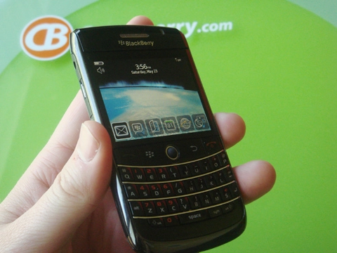 Cận cảnh blackberry onyx - 3