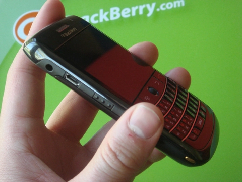 Cận cảnh blackberry onyx - 5