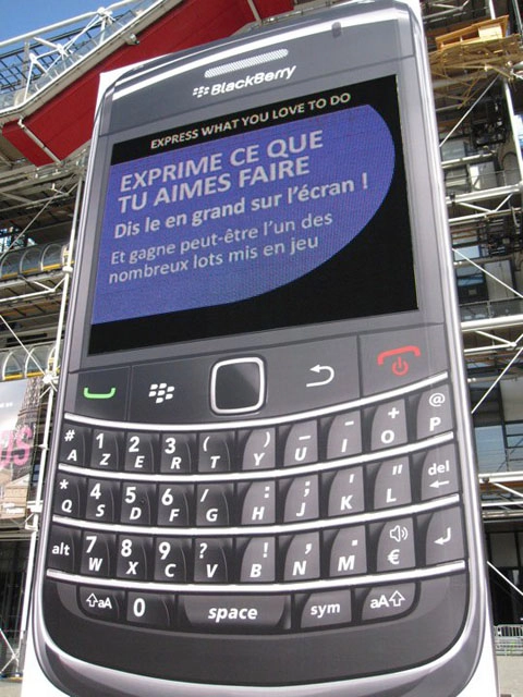 Chiếc blackberry khổng lồ tại paris - 1