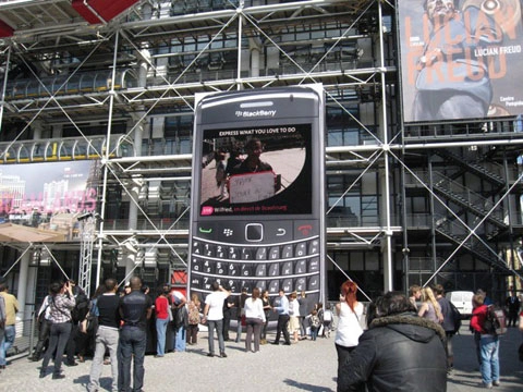 Chiếc blackberry khổng lồ tại paris - 2
