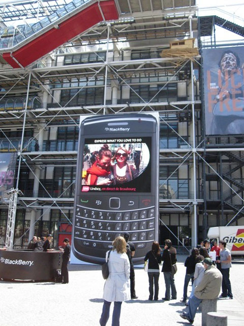 Chiếc blackberry khổng lồ tại paris - 3